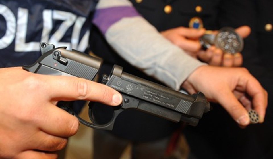 Baby gang fermata a Torre Annunziata: 14enne con una pistola replica