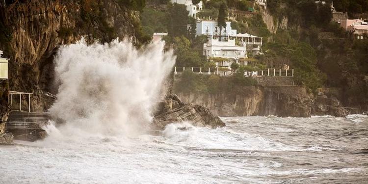 Turista travolta dall’onda in Costiera Amalfitana: era uscita per una passeggiata col marito