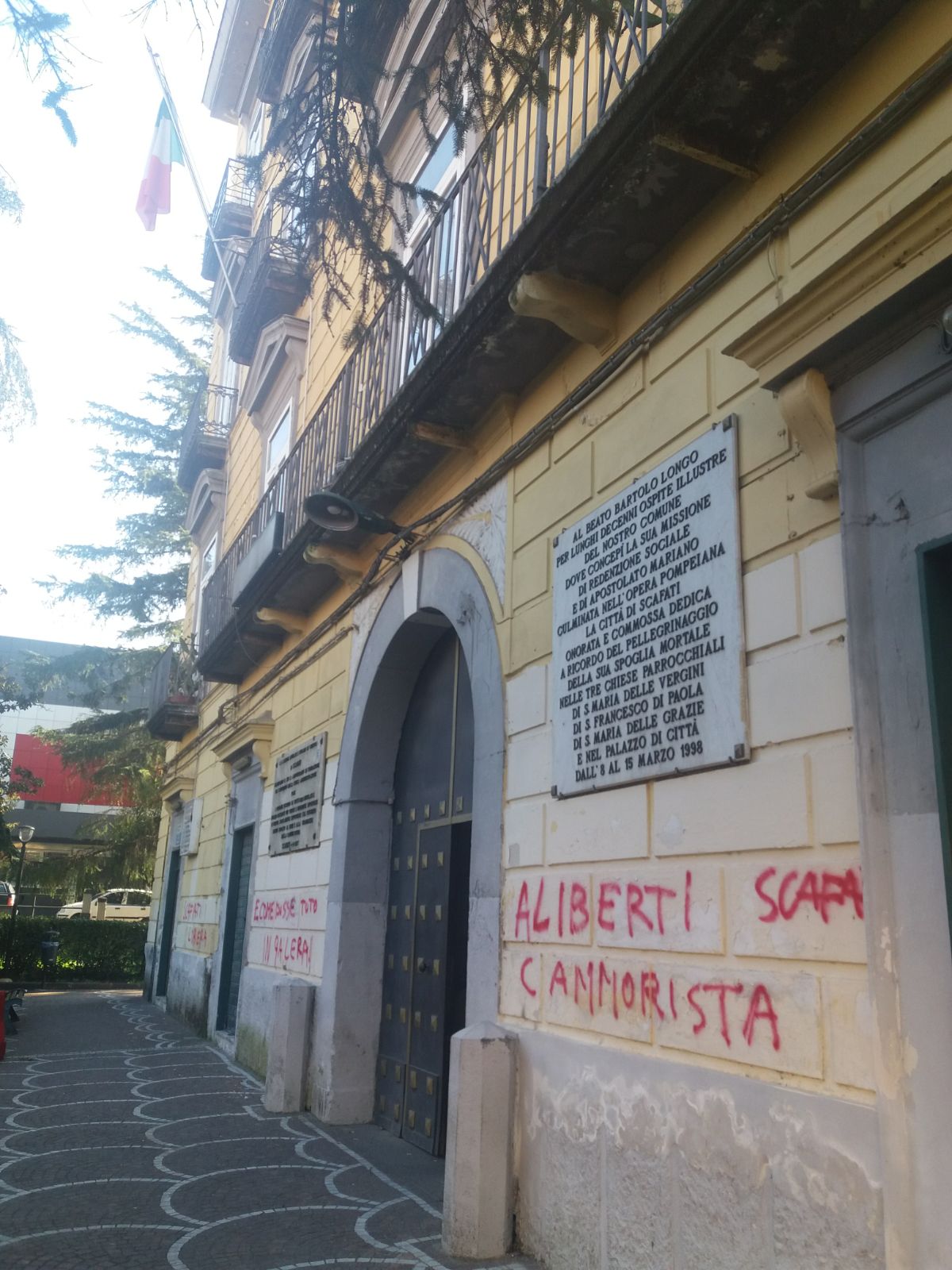 Scritte contro l’ex sindaco sulla facciata del Municipio di Scafati, il Pd: “Condanniamo il gesto con durezza”