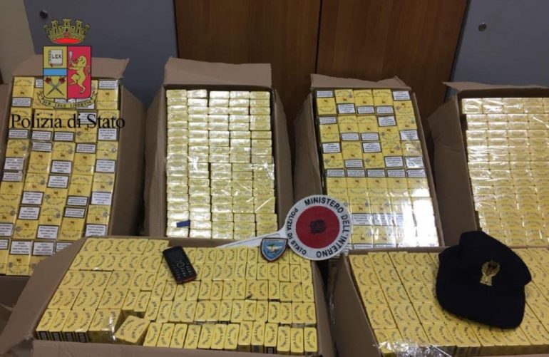 Secondigliano, contrabbandiere di sigarette inseguito e arrestato dalla Polizia