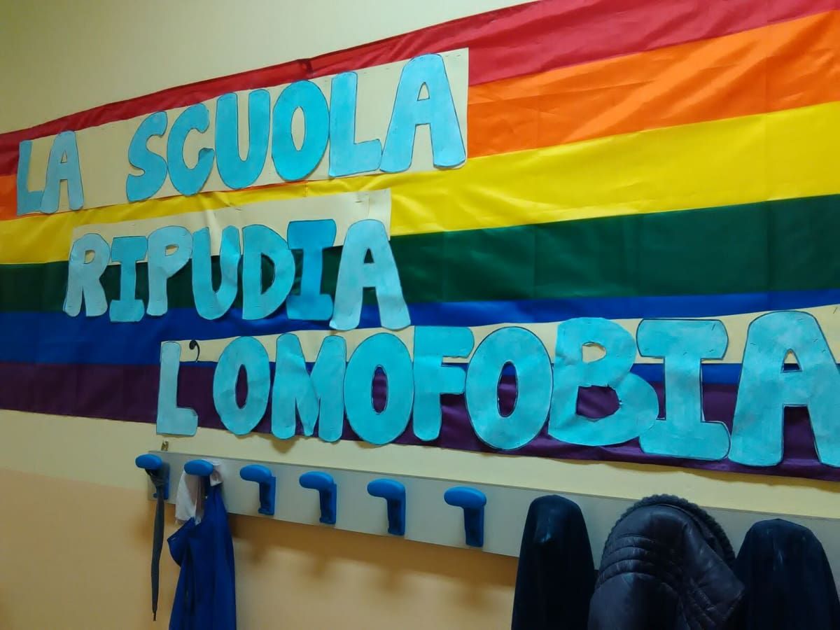 Il preside rimuove la scritta contro l’omofobia, il Sindaco: ‘Si dimetta’