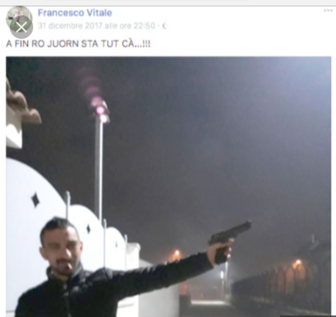 Il bomber e Gomorra, Vitale posta una foto con pistola: ‘A fin ro juorn sta tutt ca’