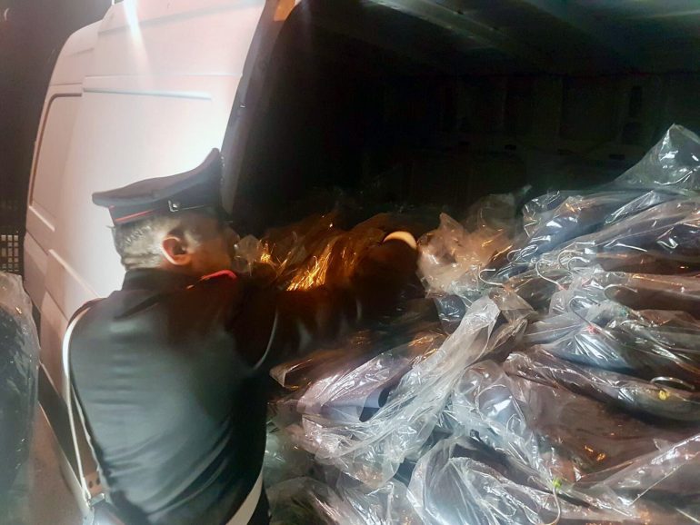 Rubarono abiti per 500 mila euro a Santa Maria la Carità: arrestati in quattro