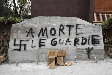 Morte alle guardie: scritta sulla lapide di Moro