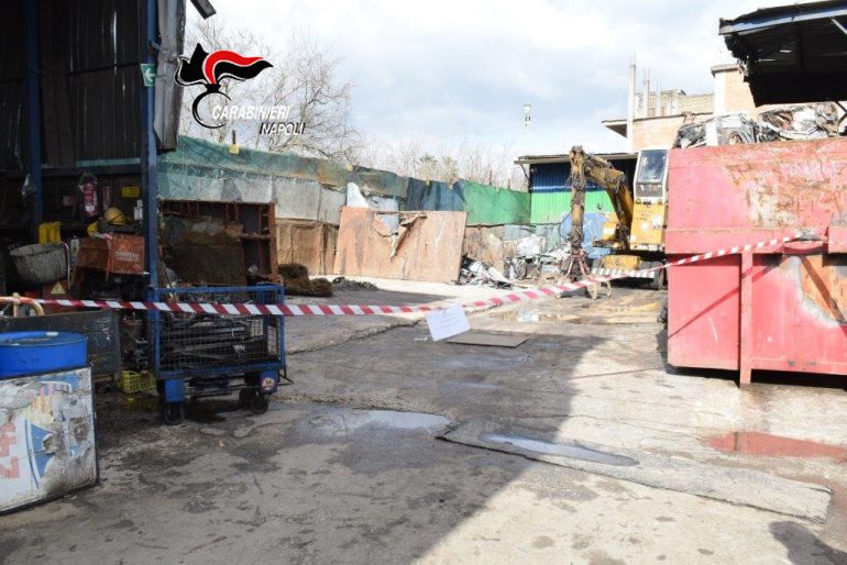 Napoli, i carabinieri Forestali scoprono gruppo criminale dedito al traffico illecito di rifiuti: sequestrata società e 22 autocarri