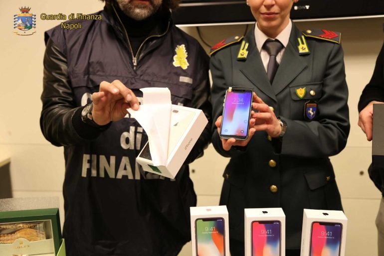 Iphone X e orologi falsi, la Finanza sequestra due depositi di stoccaggio