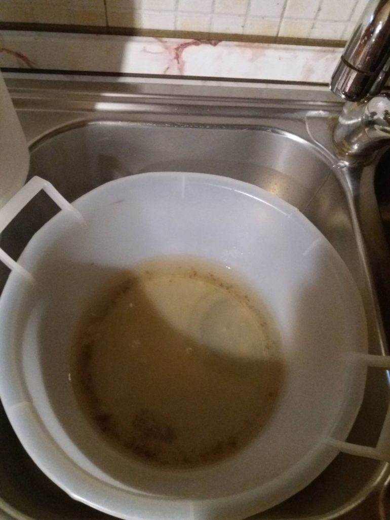 Gragnano, acqua marrone dai rubinetti ad Aurano e Caprile: cittadini sul piede di guerra