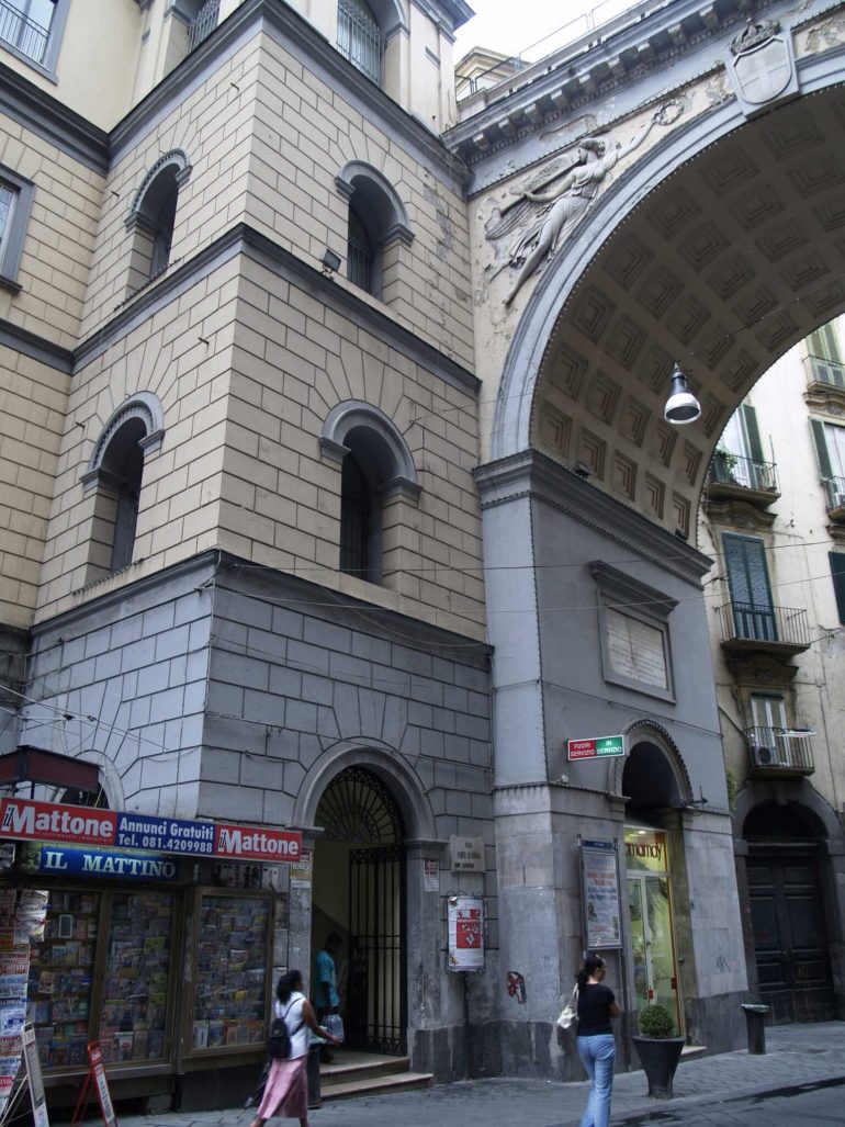 Napoli, manca il personale e chiude senza preavviso l’ascensore di Chiaia