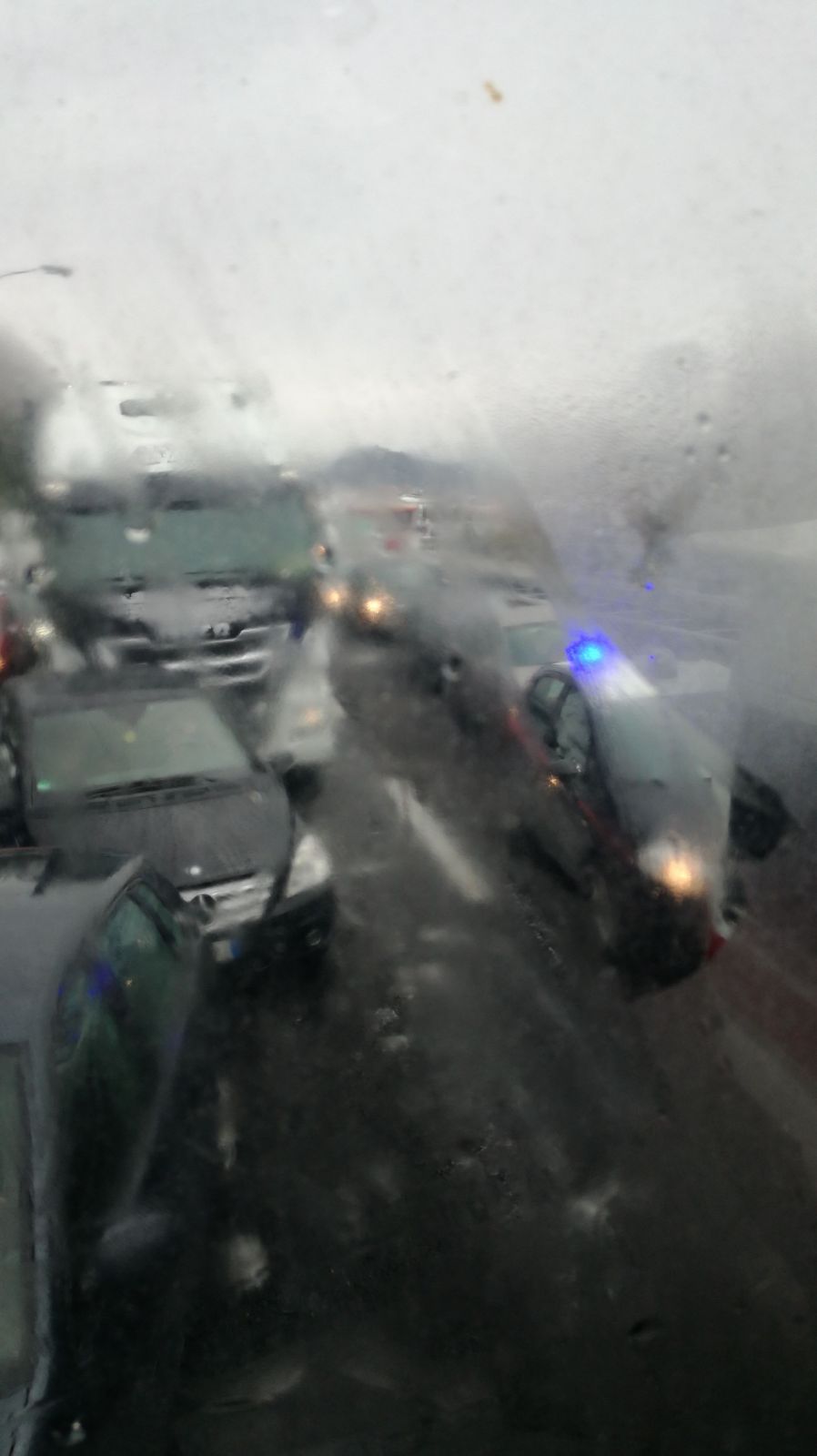 Maltempo: automobilisti intrappolati da ore in autostrada tra Nocera e Cava. Bus rischia di finire in una scarpata