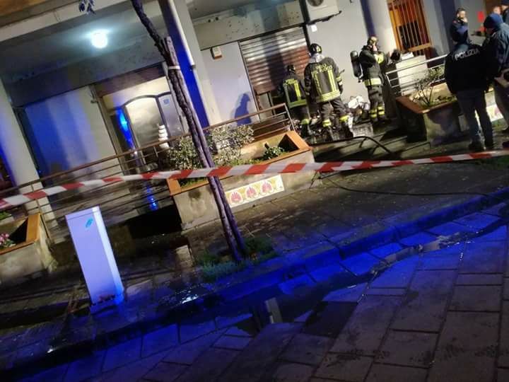 Incendio a Cava al bar del padre di un giornalista di Fanpage