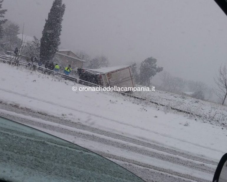 Neve sulle autostrade della Campania: Tir bloccati, uno si ribalta