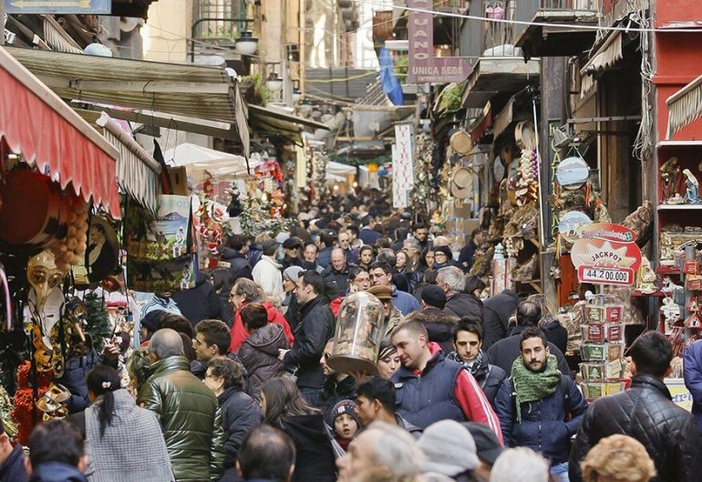 Napoli, si pensa al senso unico per i pedoni nella via dei presepi