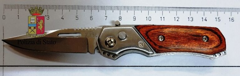 Napoli, in scooter armati di coltello: fermati un 15enne e un 16enne