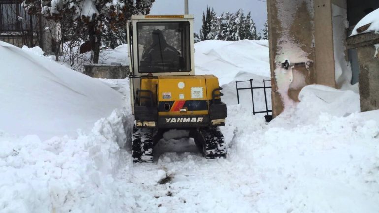 Maltempo: spala la neve e rimane incastrato sotto escavatore