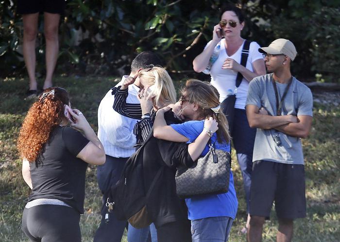 Florida, espluso dalla scuola: fa una strage, 17 morti
