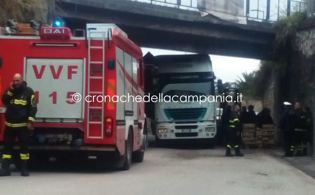Camion si incastra sotto il ponte: viabilità bloccata tra Castellammare e Gragnano