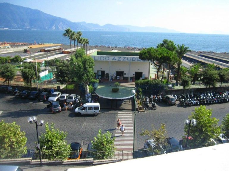 Torre Annunziata choc: cadavere di una donna seminuda sulla spiaggia