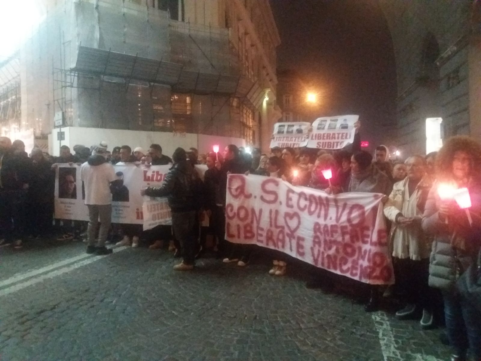 Napoli, in migliaia alla manifestazione per i tre scomparsi in Messico. Slogan contro de Magistris.IL VIDEO