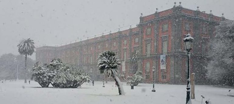 Neve a Napoli, caos trasporti: bus e metropolitana sospesi