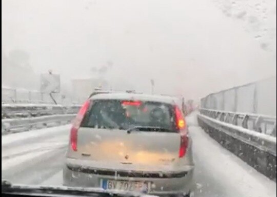 Neve sull’autostrada Napoli-Salerno dopo Cava de Tirreni: forti rallentamenti