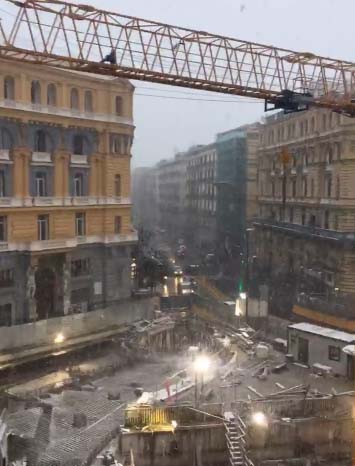 Napoli, protesta dei commercianti di piazza Nicola Amore contro i ritardi dei lavori alla Metro