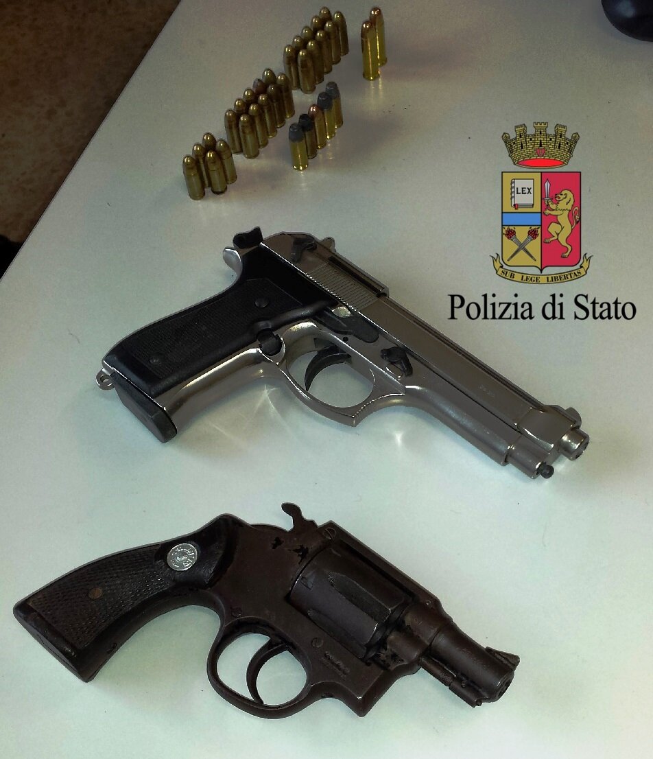 Napoli, armi e proiettili nella casa abusiva nascondiglio