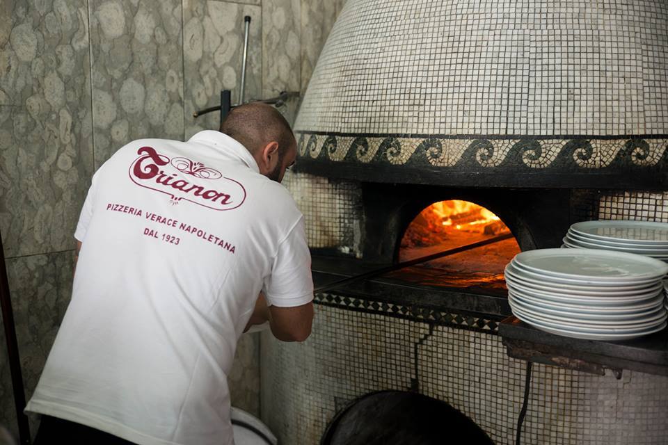 Alla pizzeria Trianon di Napoli continuano gli appuntamenti di ‘Pizziamoci un libro’