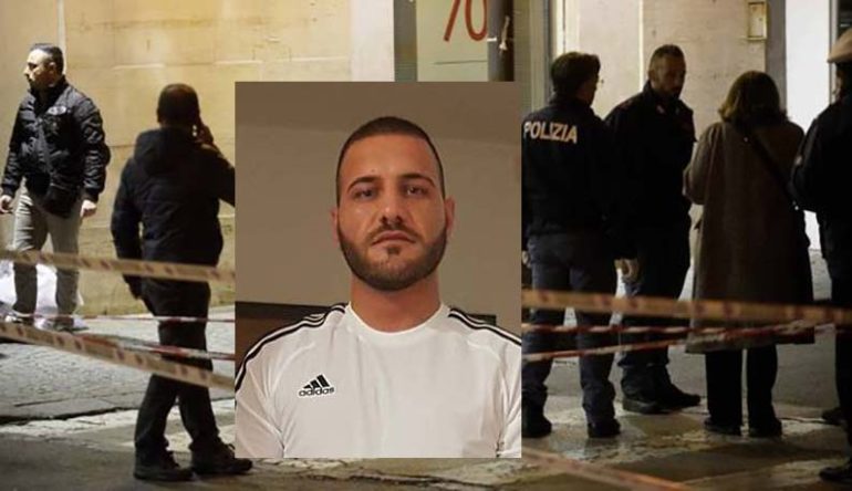 Il gioielliere: ‘Mi ha puntato la pistola contro, mi sono difeso’