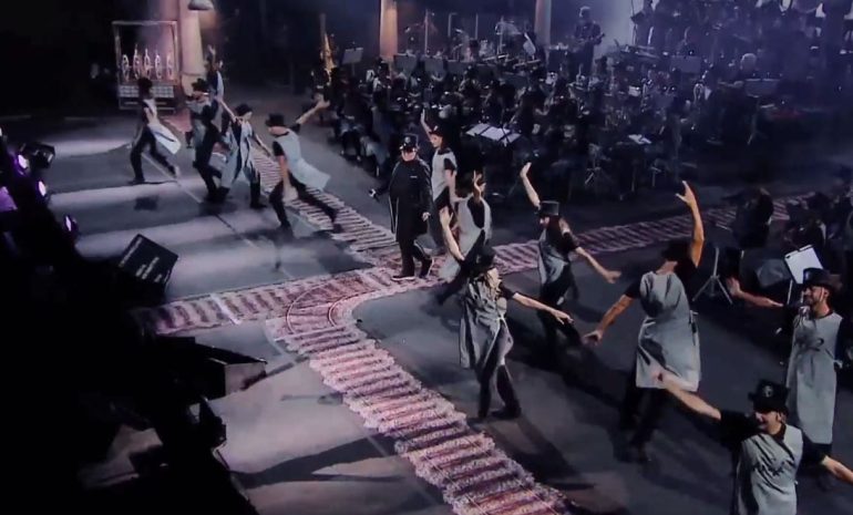 Un allievo della scuola professionale Artedanza nel corpo di ballo di Renato Zero