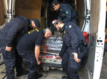 Caserta. Trasportavano oltre 130 kg di sigarette di contrabbando: arrestati tre rumeni