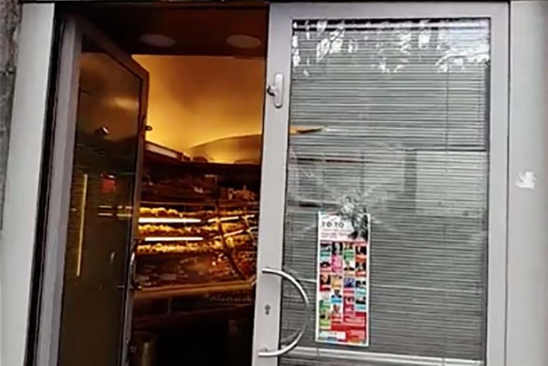 Napoli, camorra scatenata: spari anche contro le vetrine del tarallificio Leopoldo in via Foria