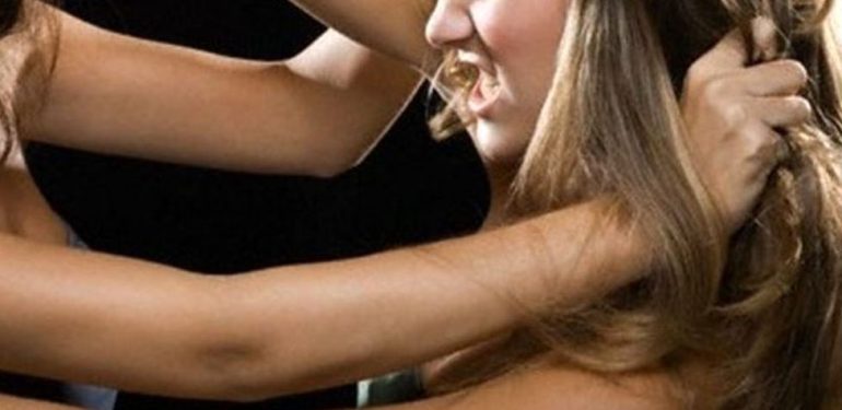 Picchia e minaccia l’ex amante del marito anche davanti ai carabinieri: arrestata