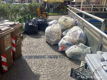 Vomero. Sacchi di rifiuti abbandonati in pieno giorno in piazza Vanvitelli