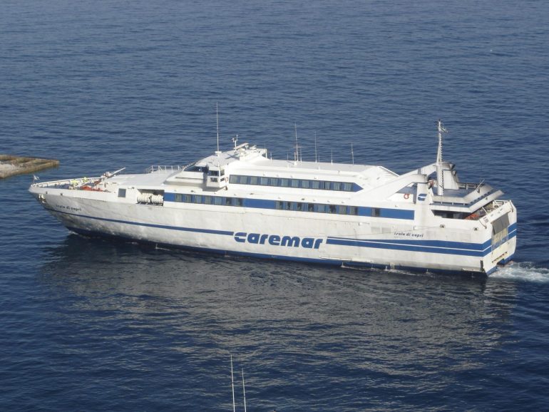 Burrasca, il vento forte fa urtare traghetto contro la banchina del porto di Napoli