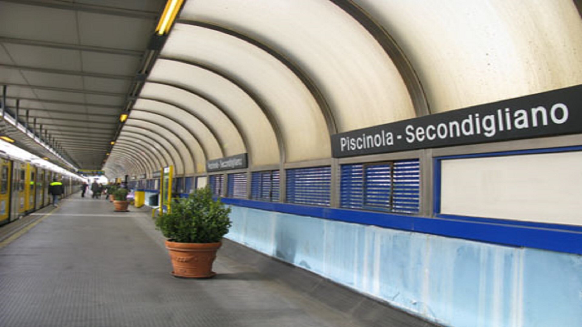 Napoli, guardia giurata aggredita alla stazione Metro di Piscinola: è in gravi condizioni