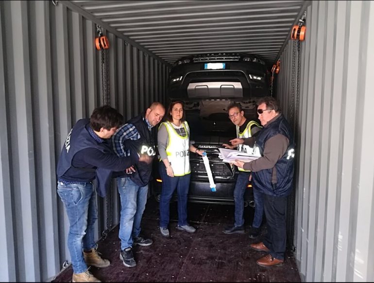 Auto di lusso e motori rubati diretti in Nord Africa bloccati dalla polizia nel porto di Salerno