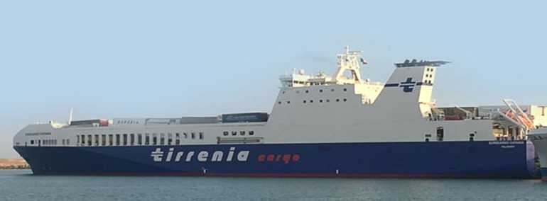 Napoli, traghetto della Tirrenia sbatte contro la banchina del porto