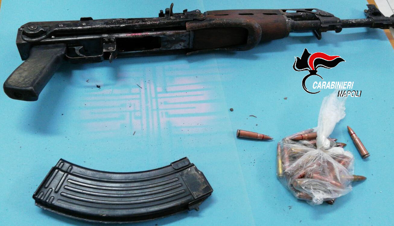Kalashnikov nascosto nell’intercapedine della rete fognaria delle case popolari