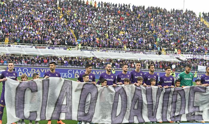 Astori, al minuto 13 si è fermata Fiorentina-Benevento: lacrime e commozione
