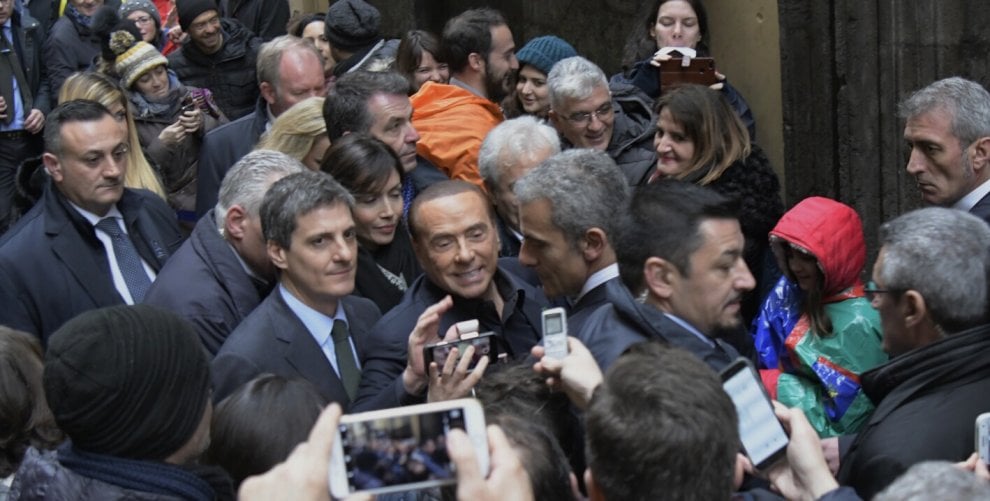 Berlusconi a spasso per Napoli, visita nel centro storico e incontro con i candidati e i simpatizzanti di Fi