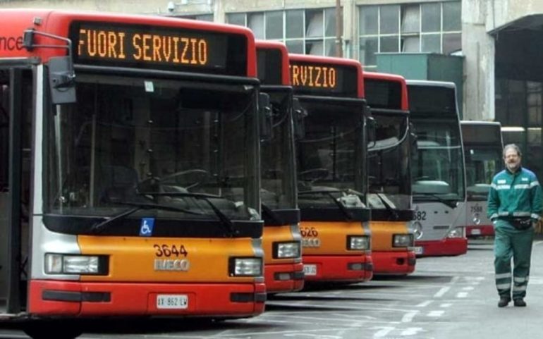 Bus Anm perde la ruota lungo il corso Garibaldi a Portici