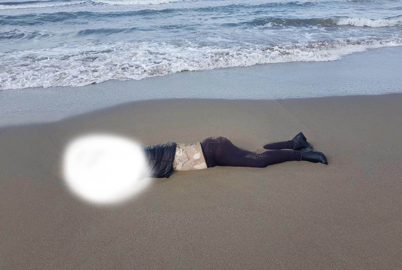 Cadavere sulla spiaggia di Paestum: nessuna violenza, la donna forse colta da malore
