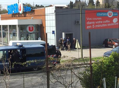 Francia: terrorista fa ostaggi e vittime in un supermercato