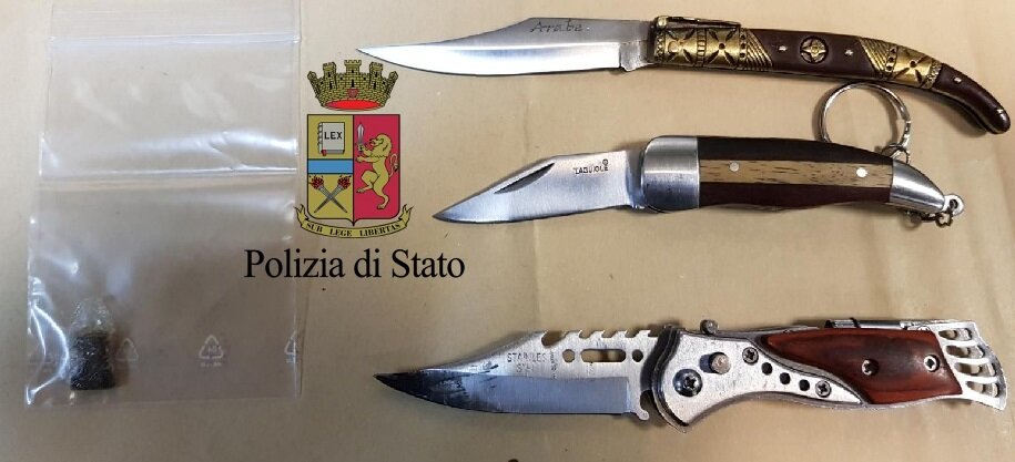 Napoli, controlli al Vomero: tre giovani fermati con coltelli