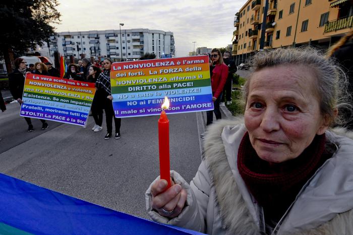 Napoli, corteo contro la violenza a Scampia: candele rosse sotto le Vele