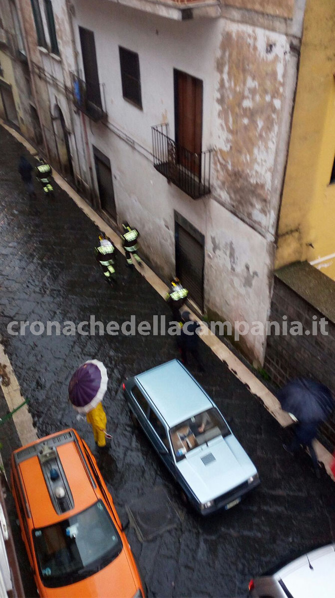 Tragedia sfiorata a Casola: la pioggia fa crollare il muro di un vecchio edificio in pieno centro