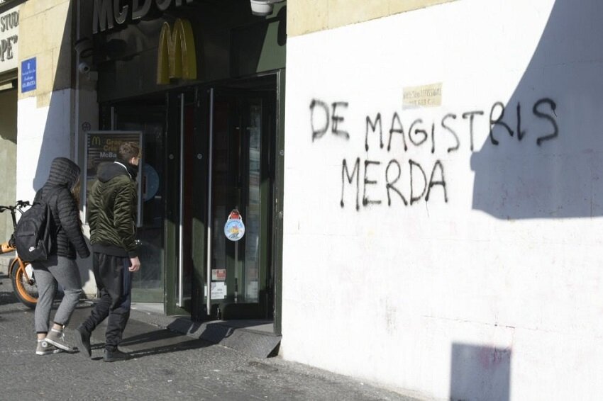 Napoli, scritte sui muri contro de Magistris: aperta un’inchiesta