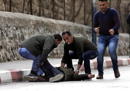 Cisgiordania: scontri tra palestinesi e israeliani, c’è un morto