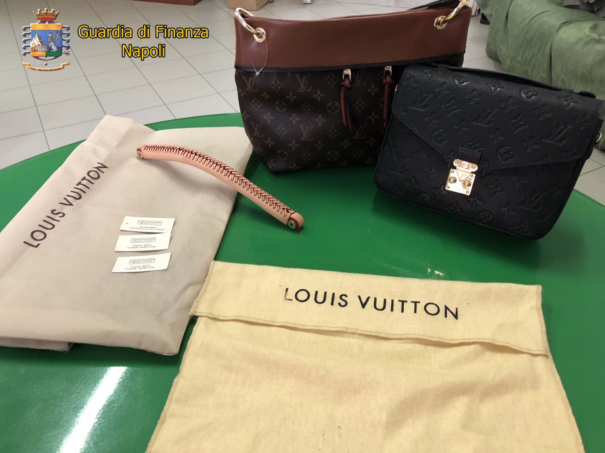 Napoli, sequestrata fabbrica delle false borse Louis Vuitton: tre denunce
