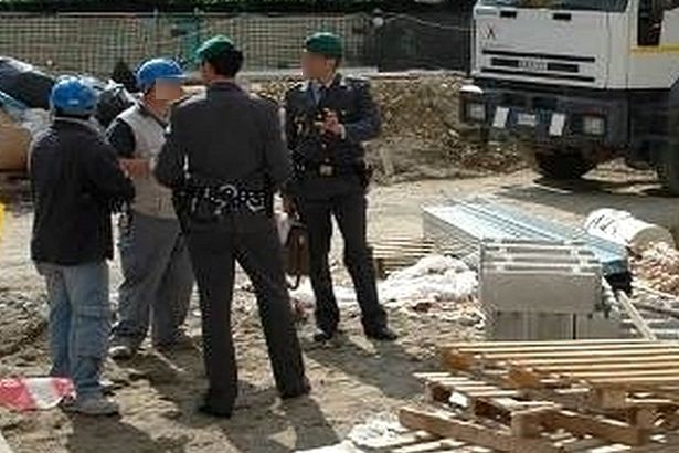 Fondi neri e fatture false per le aziende edili in Campania: 34 arresti
